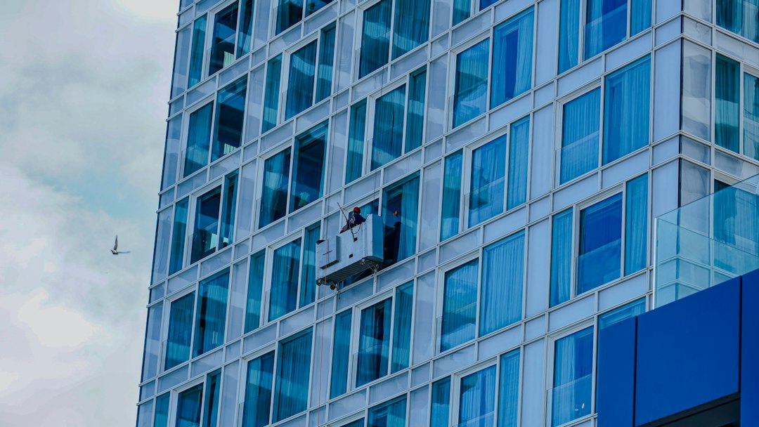 Laveur de vitres sur la façade d'une tour