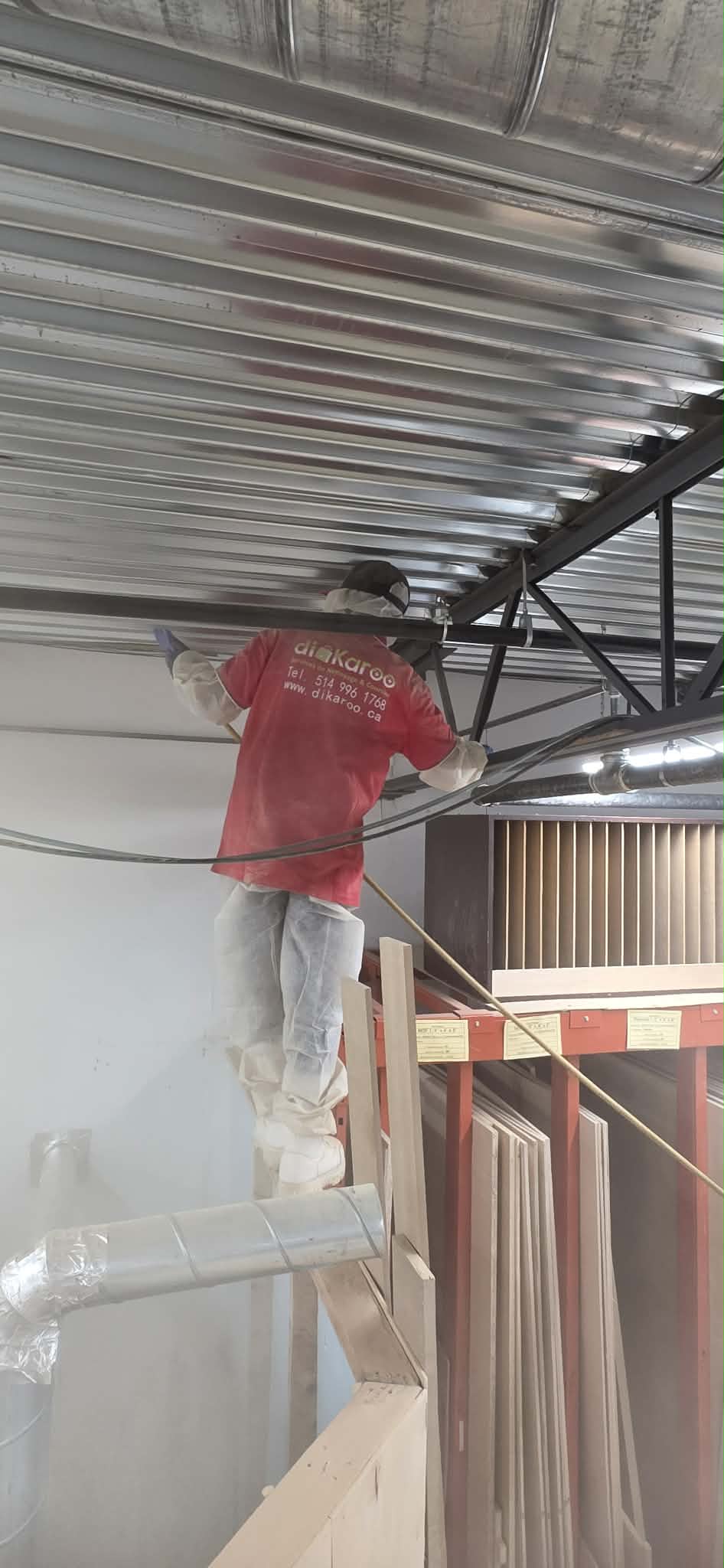 Un préposé nettoie un poste de travail dans un bureau lumineux