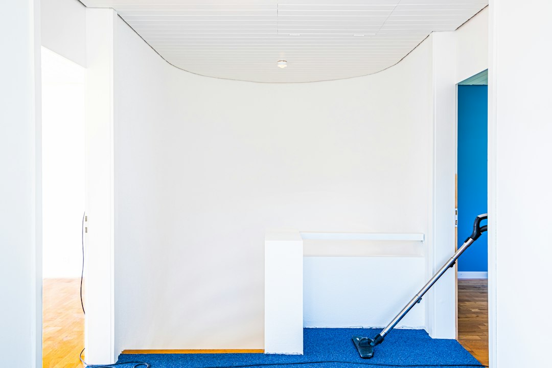 Un professionnel nettoie une moquette avec une machine d'extraction.